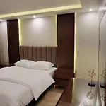 Luxury Apartments, Mohandiseen 502